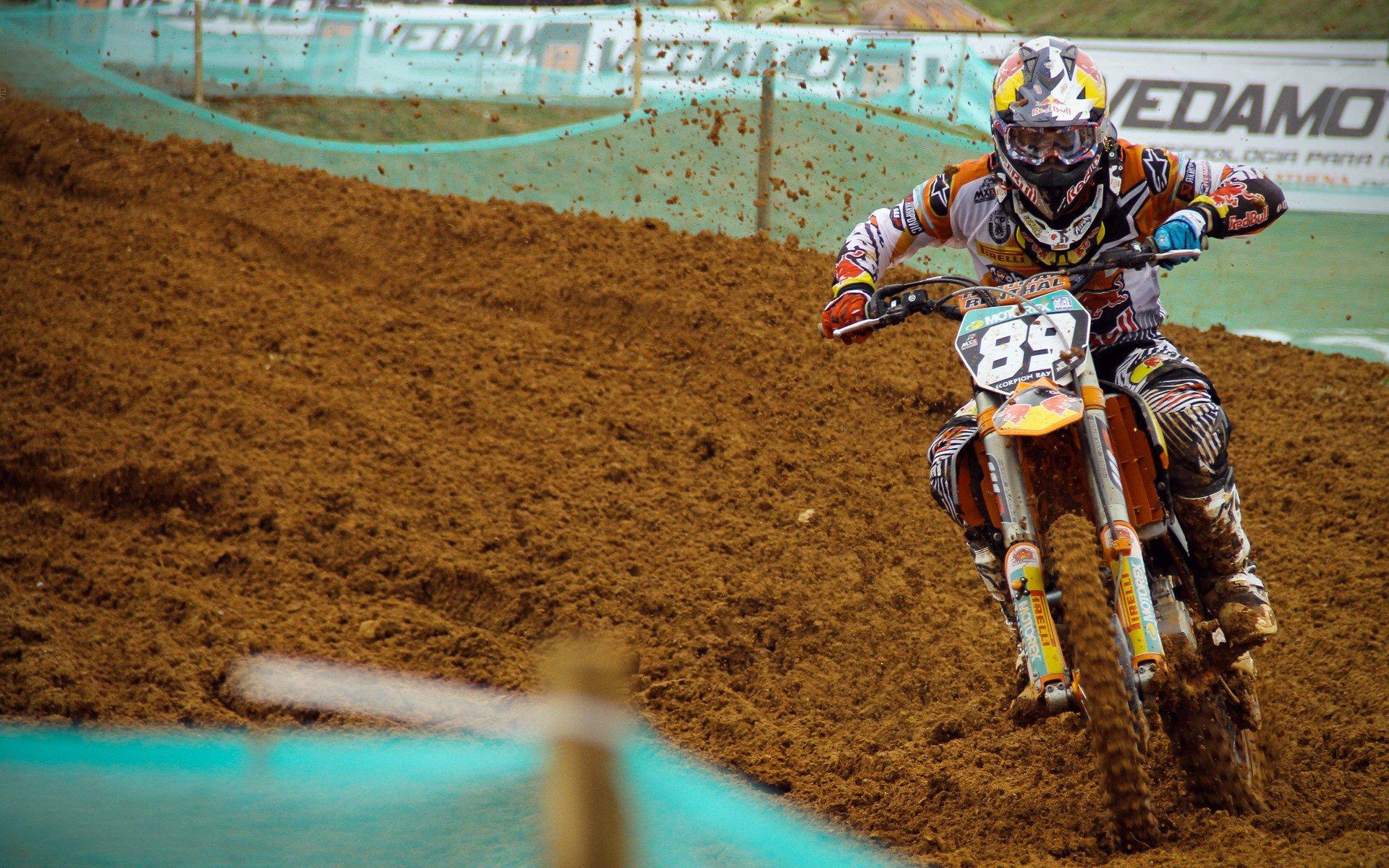 弗里克审慎应对亚马尔伤情，强调百分百康复是复出唯一前提