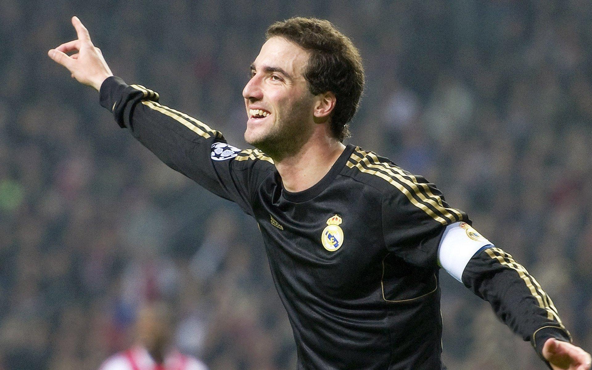 加纳乔坦言转会适应期充满挑战，如今在曼联找到归属与快乐